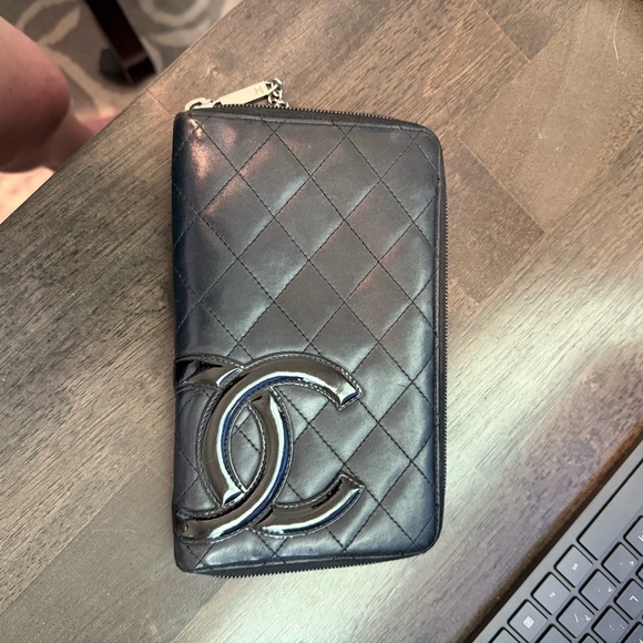 CHANEL Black Quilted Wallet with Silver Logo - Picture 5 of 6